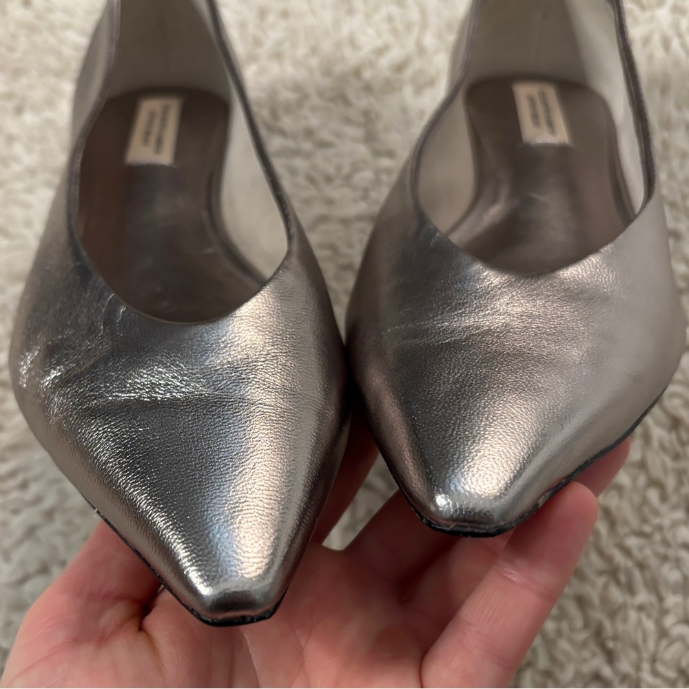 Elizabeth Damrich Trapeze Metallic Leather
Dress Pumps size 7 - Picture 9 of 9
